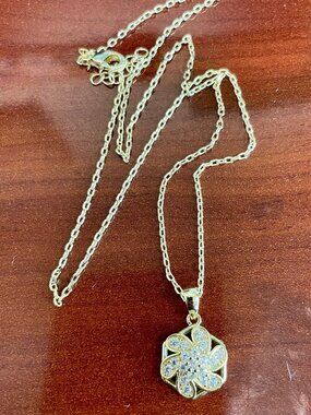 Gold flower pendant necklace, short.